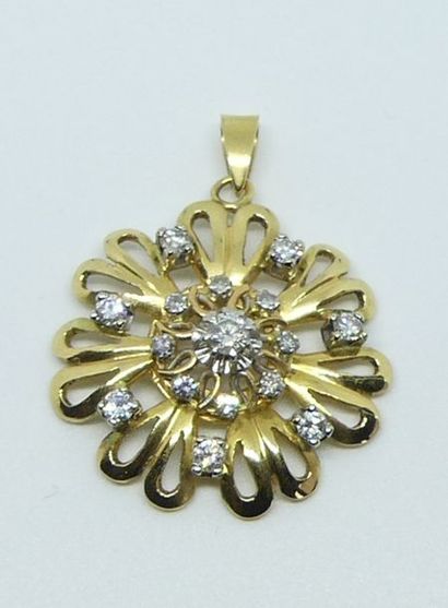 null PENDENTIF "Fleur" en or jaune, ornée de diamants sertis à griffes d'or blanc....