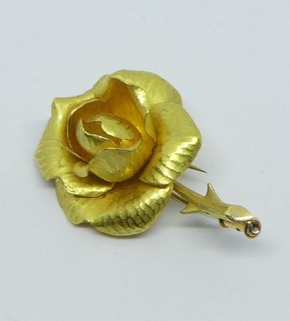 null CLIP de revers en or jaune figurant une rose épanouie. Poids 10,5 g