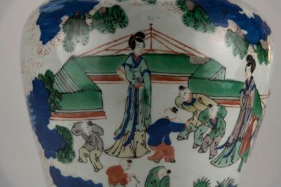 null CHINE. Vase couvert en porcelaine Wucai de forme balustre, à décor de femmes...
