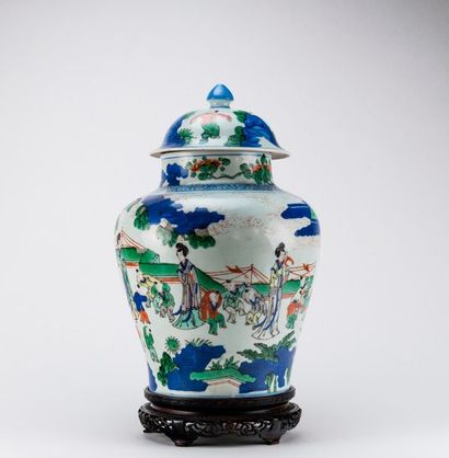 null CHINE. Vase couvert en porcelaine Wucai de forme balustre, à décor de femmes...