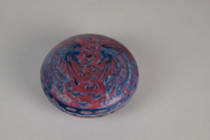 null CHINE. Boîte couverte en porcelaine blanc, bleu et rouge cuivre, circulaire....