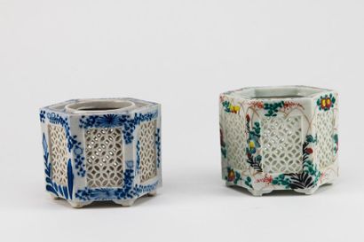 null CHINE, fin du XIXème-début du XXème siècle. Deux cache-pots en porcelaine bleu...