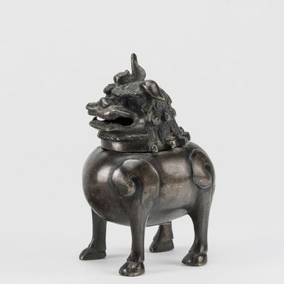 null CHINE. Brûle-parfum en bronze en forme d'un chien de Fo. H : 13 cm.(manque)
