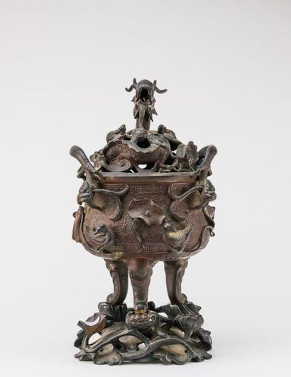 null CHINE, début du XXème siècle. Brûle-parfum tripode couvert en bronze et socle...