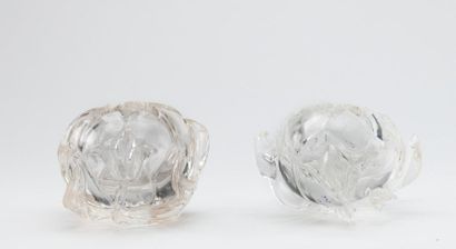 null CHINE, XXème siècle. Deux rince-pinceaux en cristal en forme de fleurs. Diam...