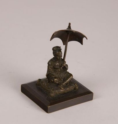 null INDOCHINE. Porteuse de riz et Femme assise sous un parasol. Deux sujets en bronze....