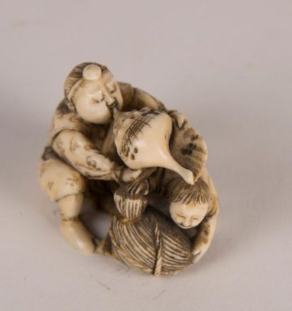 null JAPON, début XXème siècle. Netsuke en ivoire représentant personnages dont un...