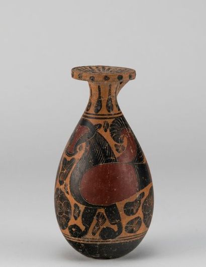 null Vase aryballe en céramique à figures rouges et noires à décor d'une chimère....