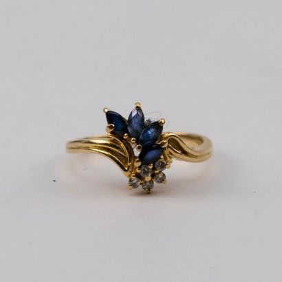 null Bague fleurs, la monture en or jaune(18K) poinçon hibou, ornée de diamants et...