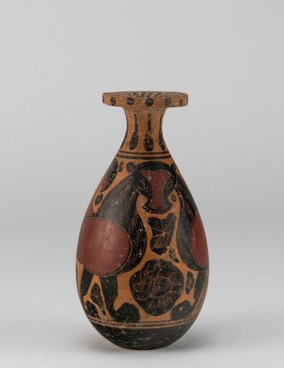 null Vase aryballe en céramique à figures rouges et noires à décor d'une chimère....