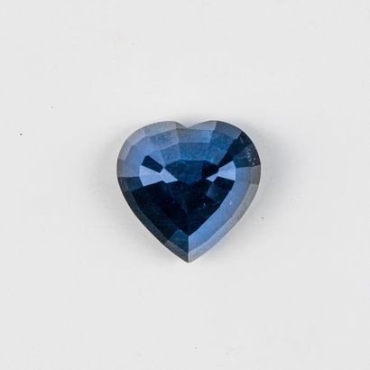 null Saphir de forme cœur sur papier pesant 28,8 carats La pierre est d un bleu foncé...