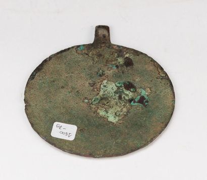 null Miroir en bronze poli (oxydé). 14x13,5 cm.