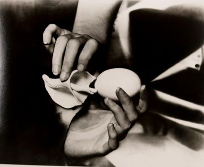 null MAN RAY (1890-1976). "L'œuf et le coquillage". Photographie avec cachet au dos...