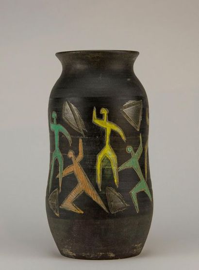 null *ACCOLLAY. Vase en céramique à décor incisé sur fond noir de personnages stylisés....