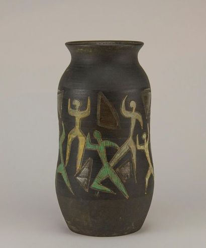 null *ACCOLLAY. Vase en céramique à décor incisé sur fond noir de personnages stylisés....