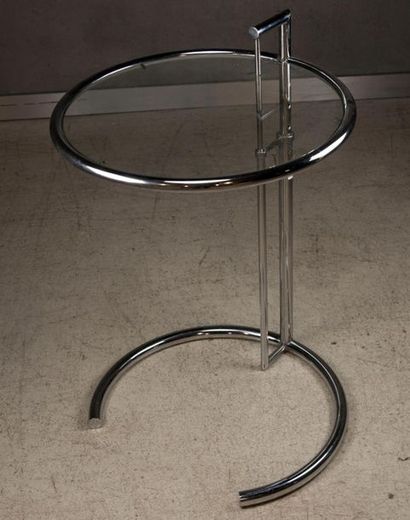 null Eileen GRAY (d'après). Table modèle "E1027" en métal tubulaire et plateau circulaire...