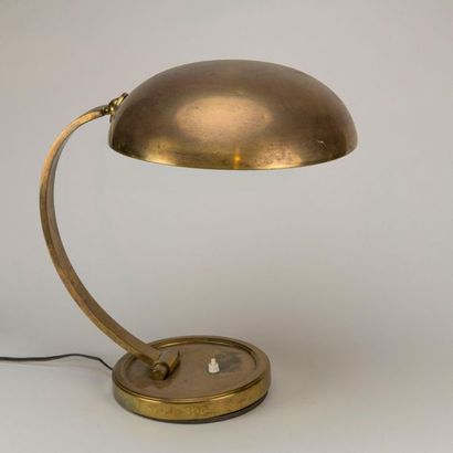 null Christian Dell (1893-1974). Lampe en laiton Edition Kaiser Co. H : 40 ; Abat-jour...