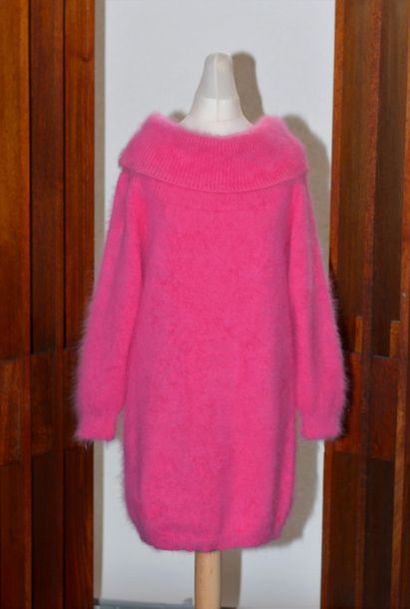 null Chantal THOMAS ? Robe pull en angora rose vif, large col roulé. Taille 38/4...