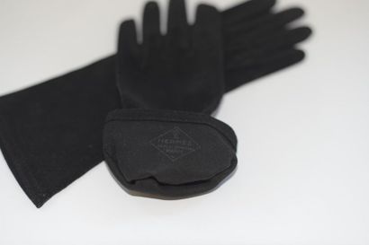 null HERMES, Paris. Paire de gants en daim noir. Signée Hermès Paris 24 Fg St Honoré....