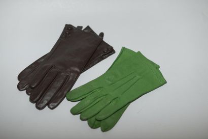 null Lot composé de deux paires de gants de taille moyenne : une en cuir marron doublé;...