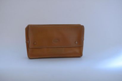 null LONGCHAMPS. Pochette d'homme en cuir camel. 27x16 cm env. (état d'usage)