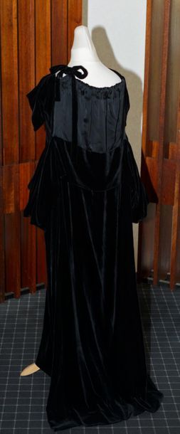 null Yohji YAMAMOTO. Robe longue en velours de soie noire et soie noire, forme vague...