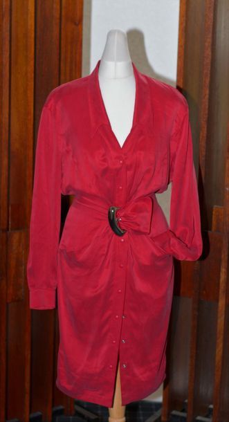 null Thierry MUGLER, Paris. Robe en soie lavée rouge vif boutonné devant forme chemisier...