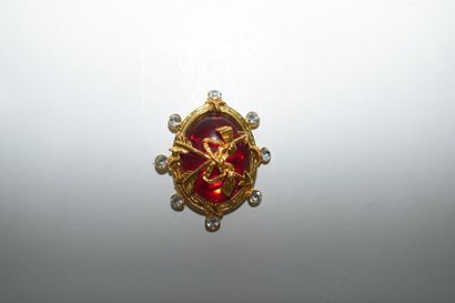 null Broche cabochon fantaisie en métal dorée, décor Louis XVI, nœud et flèches signé...