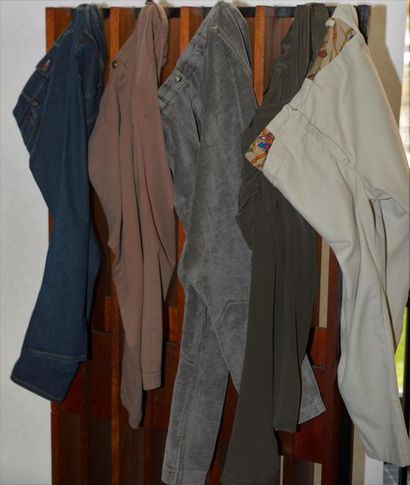 null Lot de pantalons de ville en velours et coton, dans des couleurs neutres : beige,...