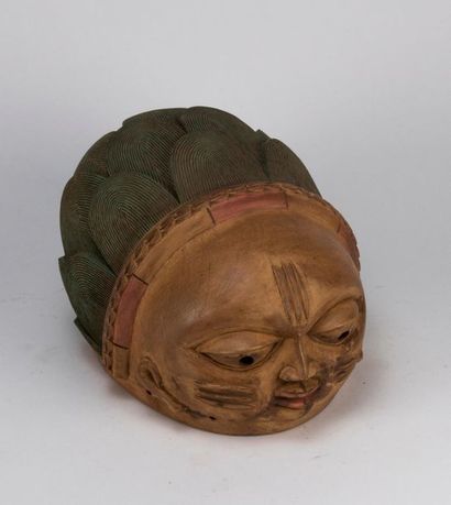 null Kifouli DOSSOU (né en 1978). Masque cimié Gélédé en bois sculpté polychrome,...