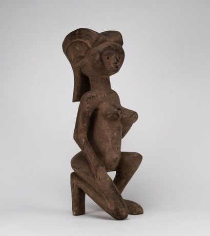 null Femme agenouillée tenant son sein, sujet en bois sculpté à patine style Fang....
