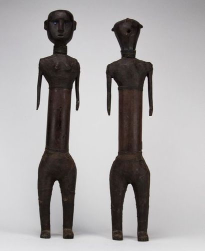 null Couple en bois sculpté, tissu et perles. Travail africain. H : 60 cm. (une main...