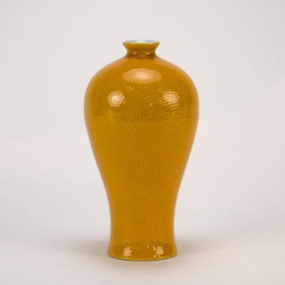null CHINE. Vase en porcelaine incisée à décor de dragon sur fond jaune. Marque apocryphe....