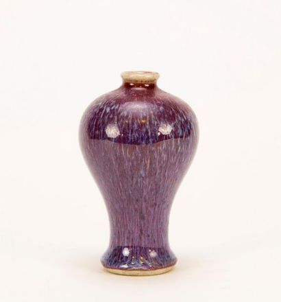 null CHINE. Vase en porcelaine flammée en forme de Meiping, recouvert d’une belle...