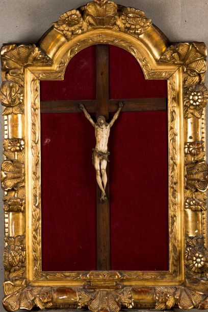 null Christ on the ivory cross. 18th century. Large gilded wood pediment frame decorated...