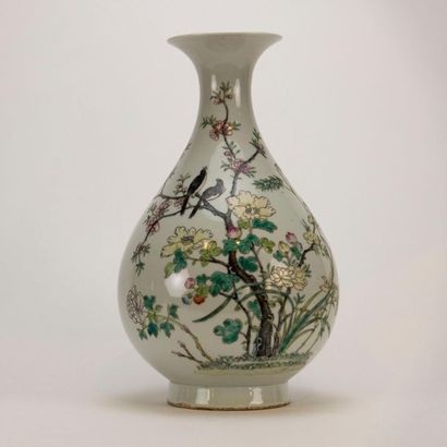 null CHINE. Vase en porcelaine polychrome à décor d'oiseaux branchés et d'idéogrammes....