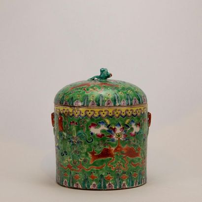 null CHINE, XXème siècle. Boîte couverte cylindrique en porcelaine fond vert, à décor...