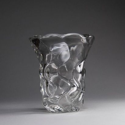null DAUM. Free-form moulded and pressed crystal vase. Signed Daum France. H: 22,...