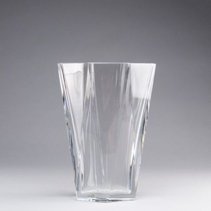 null BACCARAT. Octagonal shaped crystal vase. Signed. H: 25.5, W: 18 cm.