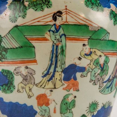 null CHINA. Covered vase in Wucai porcelain in baluster form, decorated with women...