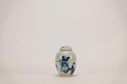 null CHINE. Vase couvert en porcelaine bleu et blanc. Travail du XXème siècle. H...