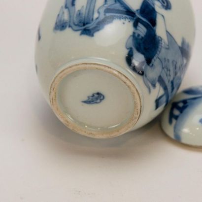 null CHINE. Vase couvert en porcelaine bleu et blanc. Travail du XXème siècle. H...