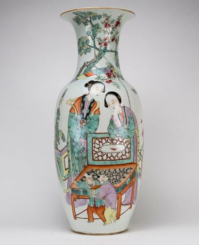 null CHINE. Vase en porcelaine polychrome à décor de deux femmes et enfants, et idéogrammes....