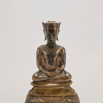null ASIE DU SUD-EST. Bouddha assis en bronze. XIXème siècle. H : 21 cm. (accide...