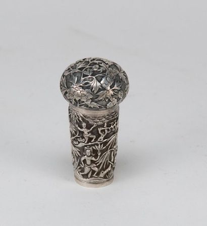 null Chiselled silver cane knob. Indochina, early 20th century. H: 8.5 cm. Weight:...
