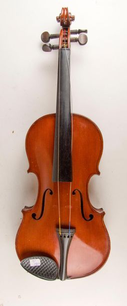 null French violin Mirecourt circa 1920, apocryphal label Lupot.
Length: 358 mm.
Good...