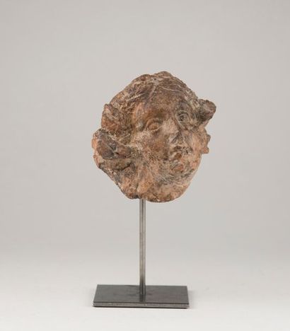 null Fragment of a young woman's head in terracotta. H: 10.5 cm.