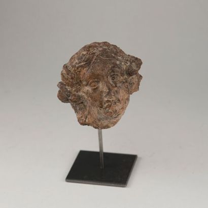 null Fragment of a young woman's head in terracotta. H: 10.5 cm.
