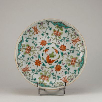 null CHINA, 20th century. Plate in polychrome porcelain. Xuande apocryphal mark on...
