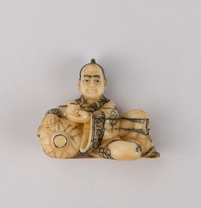 null JAPAN. Two ivory netsuké with two characters on it. Early 20th century. H: 4.5...